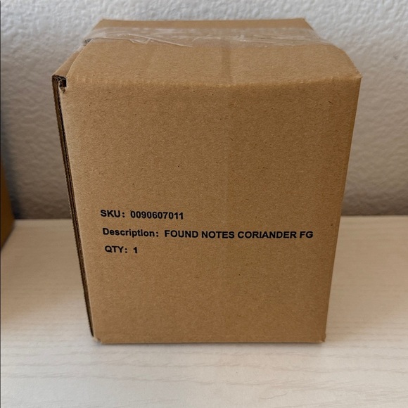 Anthropologie Found Notes Coriander & Fig Leaf Candle - Picture 3 of 3